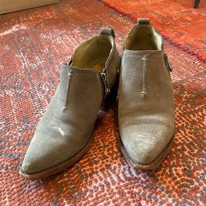FRYE heeled suede ankle boot double zippers size 6.5B